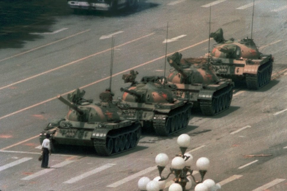 A man stands alone to block a line of tanks heading east on Beijing's Cangan Boulevard at Tiananmen Square on June 5, 1989.(JEFF WIDENER/AP)